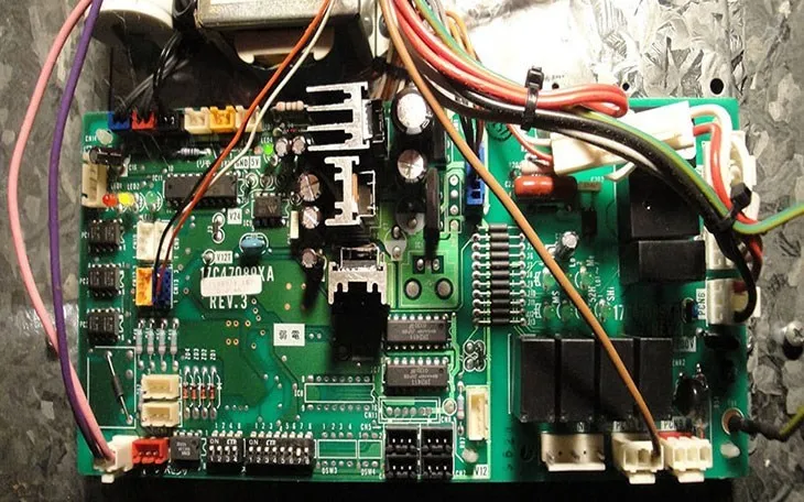 Bo mạch điều khiển máy lạnh Toshiba Inverter với các linh kiện điện tử SMD