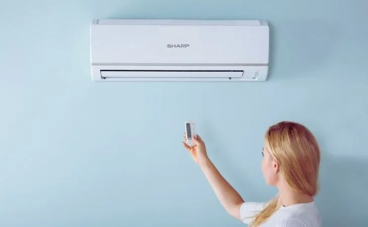 Vệ sinh lưới lọc máy lạnh Sharp định kỳ giúp duy trì hiệu suất làm lạnh tối ưu