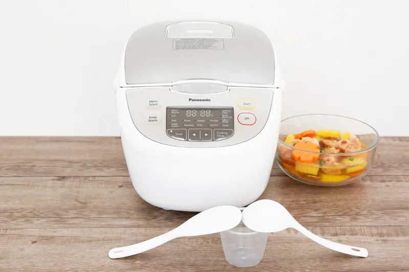 Nồi cơm điện Panasonic SR-CX188SRA sở hữu thiết kế màu trắng trang nhã, công suất lớn cho gia đình 4 - 6 người