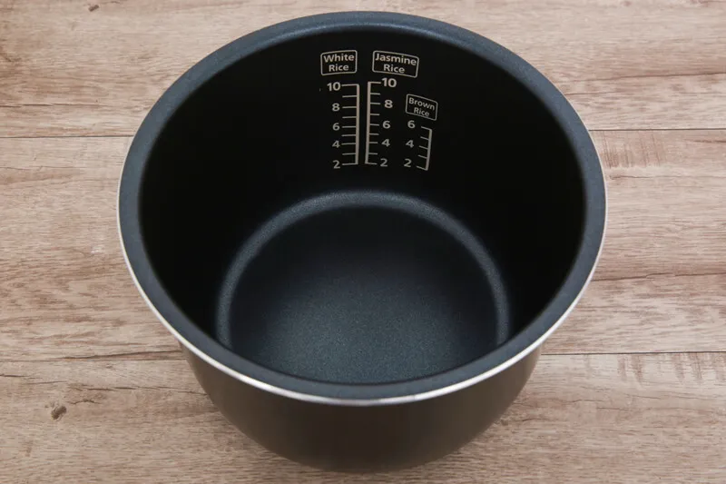 Cận cảnh lòng nồi 6 lớp dày 4mm của Panasonic SR-CX188SRA giúp truyền nhiệt nhanh và bảo ôn tốt