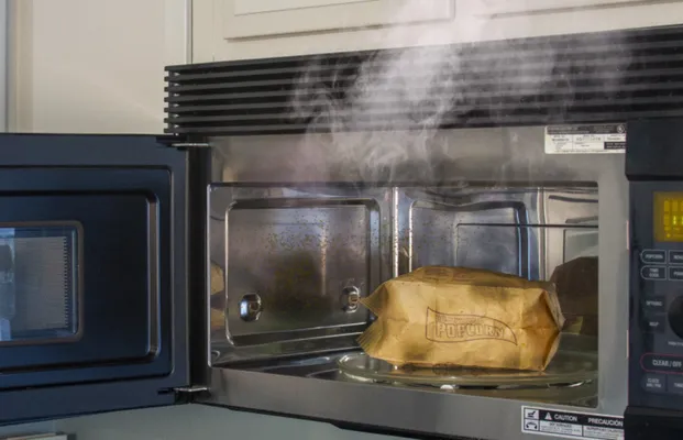 Đồ dùng kim loại gây tia lửa điện trong lò vi sóng