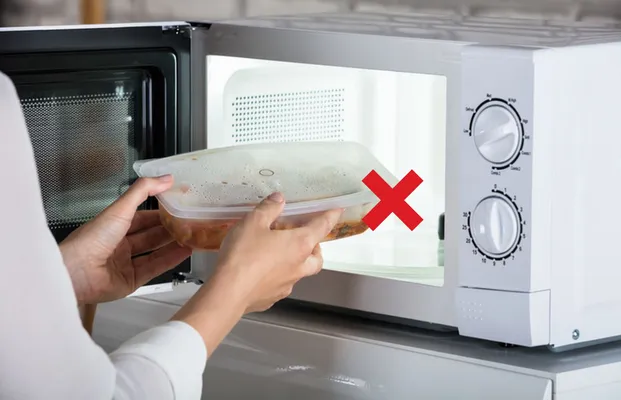 Thức ăn đóng kín dễ phát nổ khi quay lò vi sóng