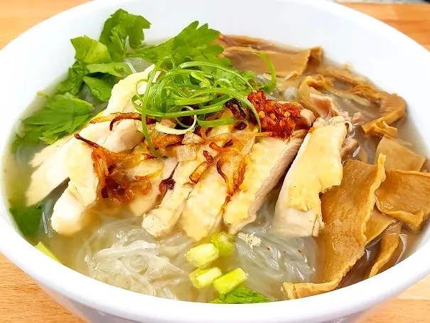 Miến mảng gà với nước dùng trong, thịt gà xé mềm và măng giòn