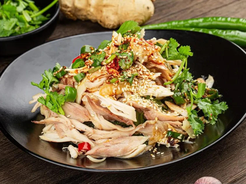 Salad gà xé với rau thơm tươi, giá đỗ giòn và nước sốt chua ngọt