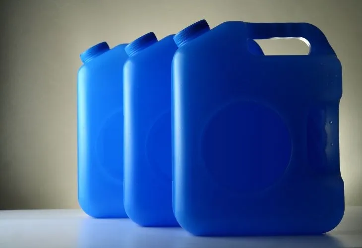 Nên dùng thùng nhựa HDPE hoặc PP để chứa nước thải, tránh dùng thùng inox