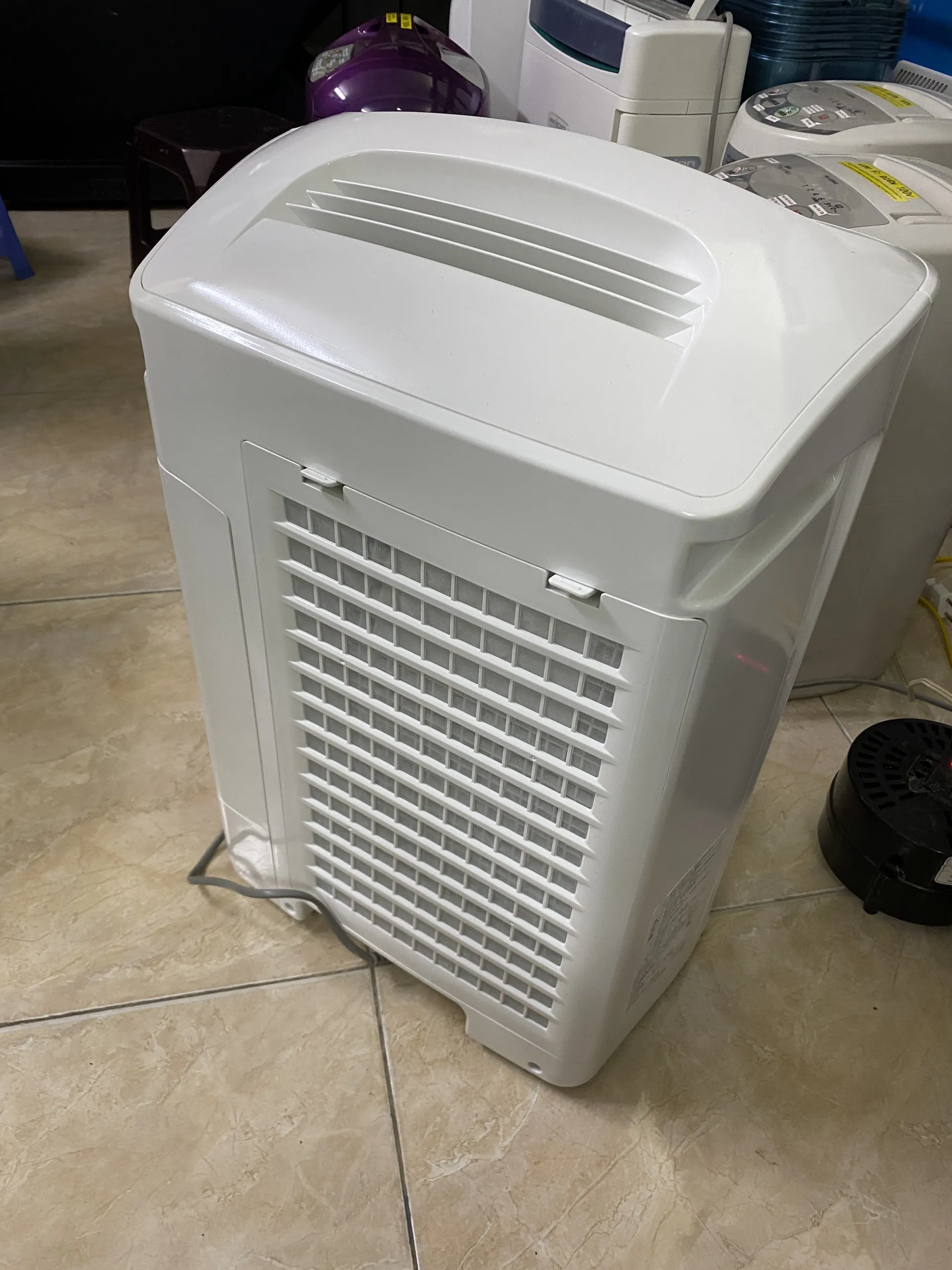 Các phím điều khiển và đèn báo cảm biến trên Sharp KC-500Y4.