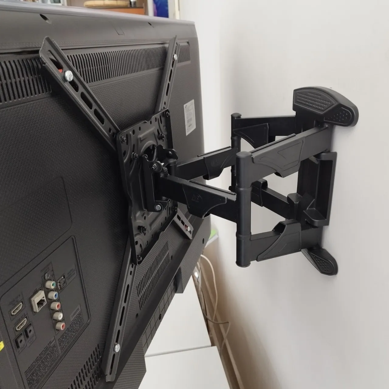 Giá treo tivi thẳng tường 32 - 43 inch, tiết kiệm không gian