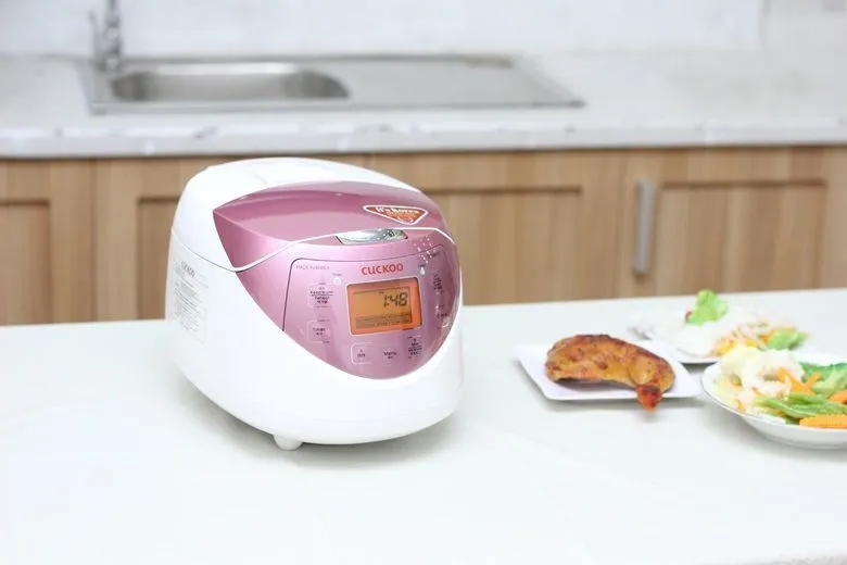 Thiết kế phối màu trắng hồng tinh tế của nồi cơm điện Cuckoo CR 0631F phù hợp với không gian bếp hiện đại