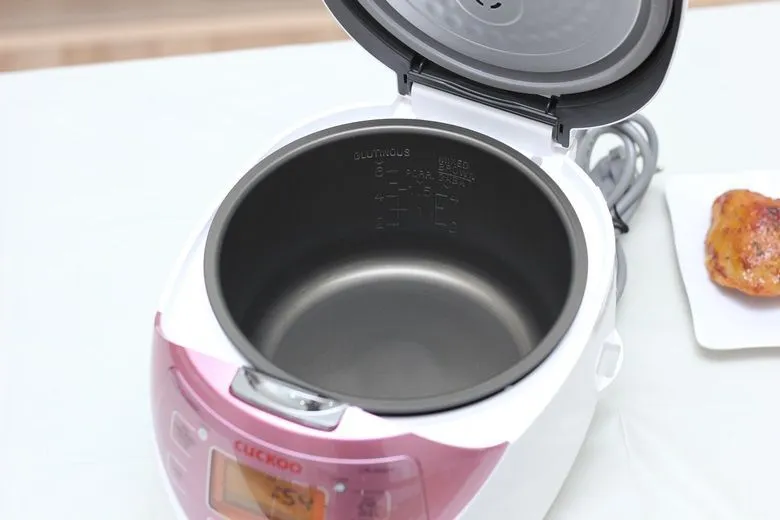 Giao diện menu nấu đa dạng trên bảng điều khiển điện tử của nồi cơm điện Cuckoo CR 0631F