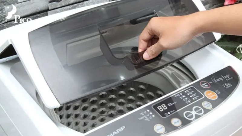 Kiểm tra viền nắp máy giặt Sharp khi báo lỗi LE