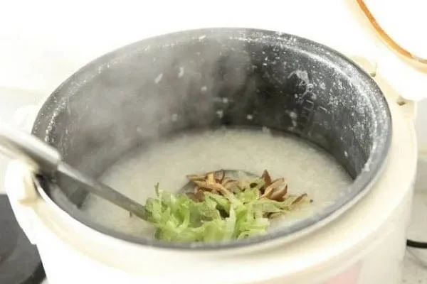 Nấu cháo gà bằng nồi cơm điện tiết kiệm thời gian