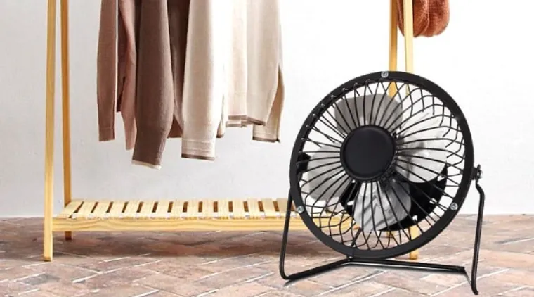 Kết hợp quạt điện khi phơi quần áo trong phòng điều hòa