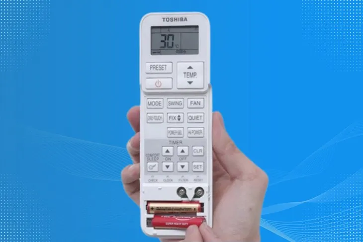 Lắp đôi pin mới vào khay, chú ý ký hiệu cực âm và cực dương trên lò xo