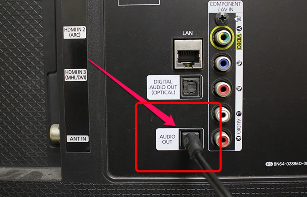 Cắm cáp vào cổng Output trên tivi Samsung