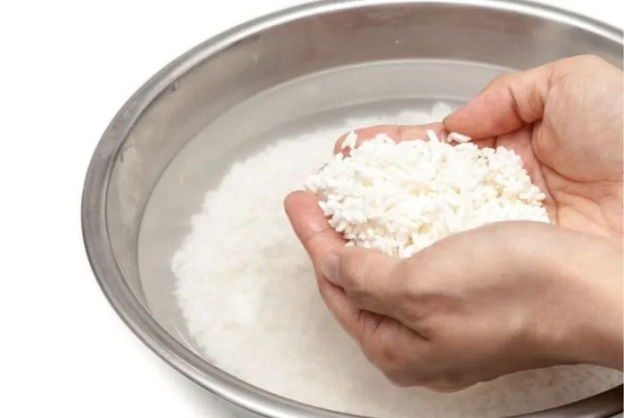 Gạo nếp sau khi ngâm 6-7 tiếng được vớt ra để ráo