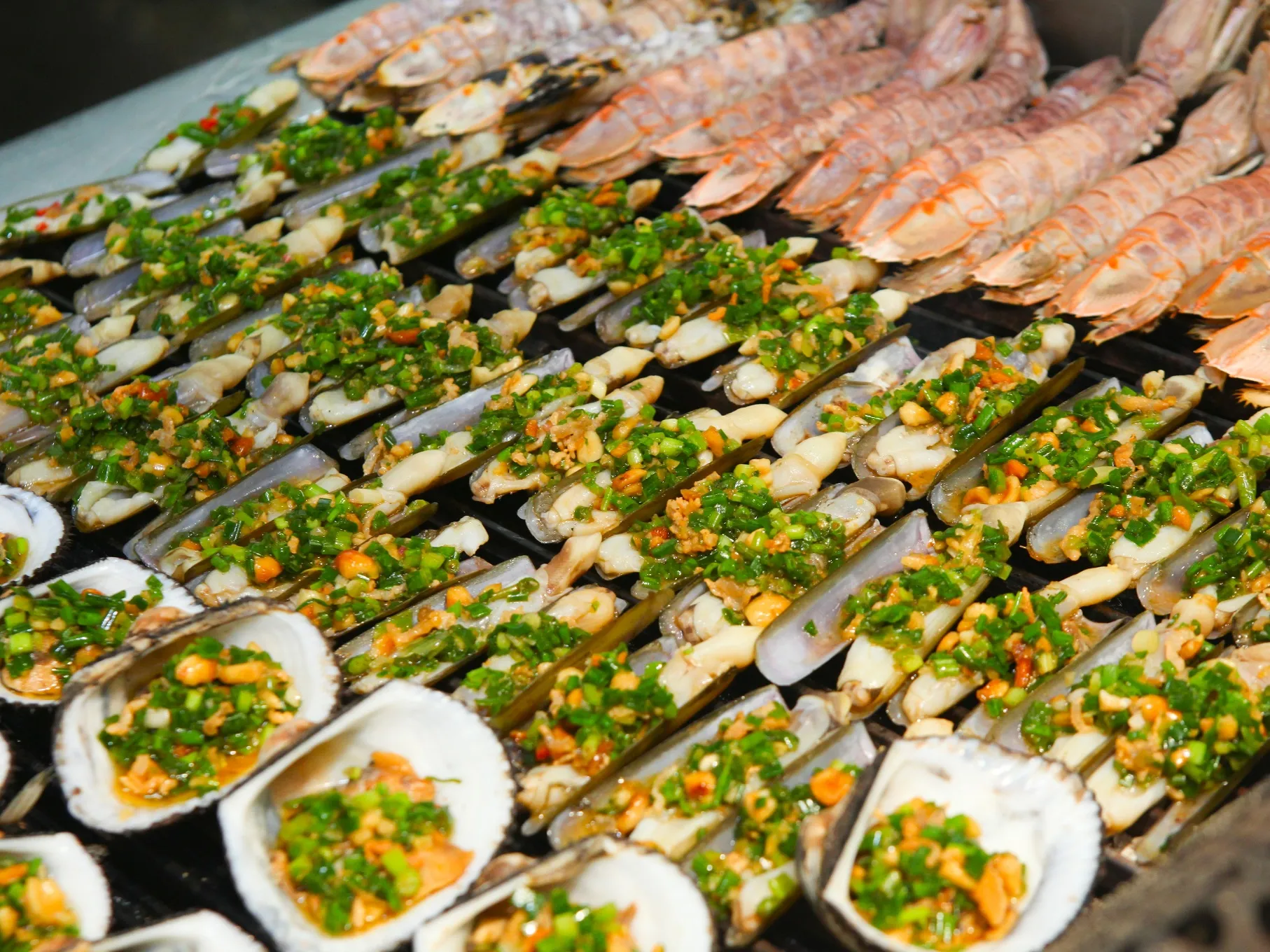 Sơ chế ốc móng tay sạch cát trước khi đưa vào cấp đông.