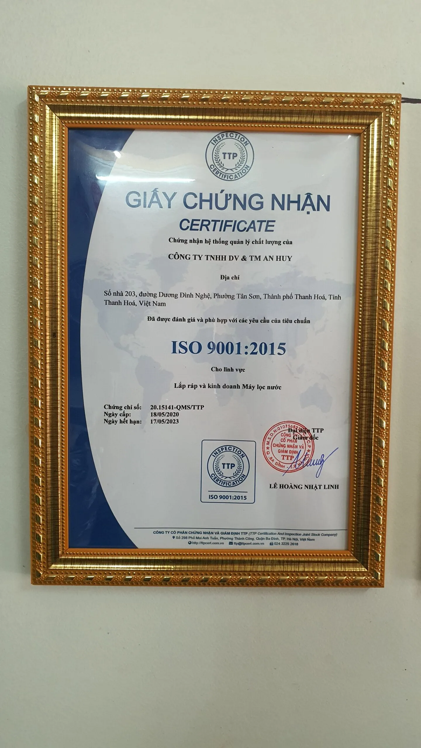 Bảng điều khiển máy lọc nước AQUALead hiển thị trạng thái lọc và mức nước