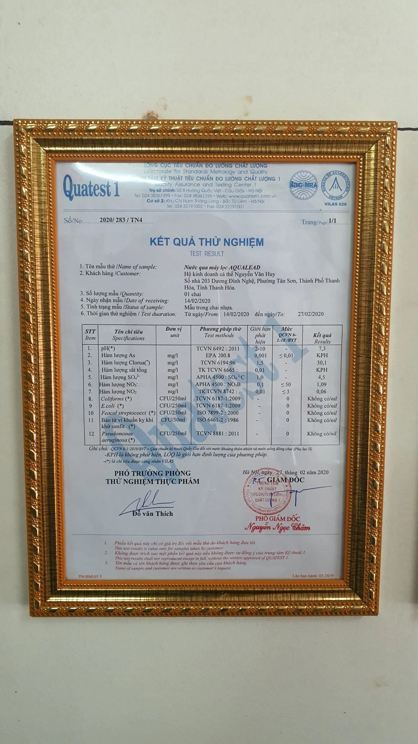 Hệ thống 8 lõi lọc AQUALead bên trong tủ máy, bao gồm màng RO và các lõi hậu lọc