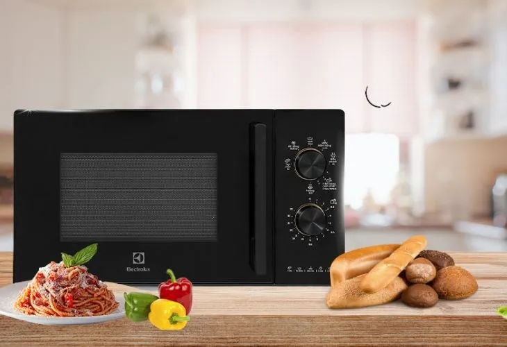 Dàn nướng kép trên lò vi sóng Electrolux EMG20K22B giúp thực phẩm chín đều