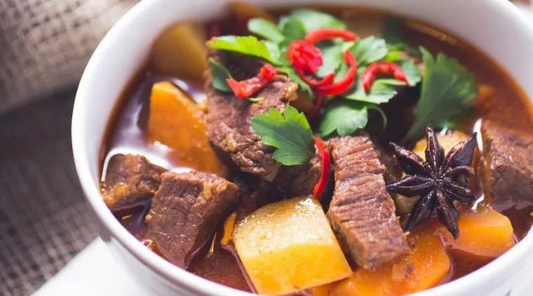 Món bò hầm khoai tây thành phẩm với thịt mềm tan, khoai tây vàng ươm và nước sốt đậm đà