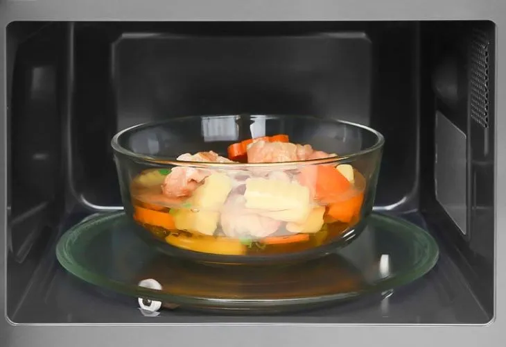 Sử dụng vật dụng thủy tinh chịu nhiệt để nướng bánh an toàn