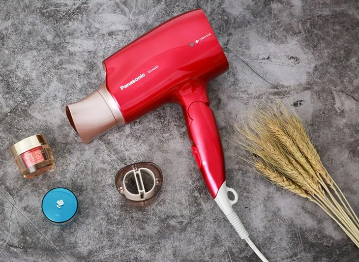 Máy sấy tóc 1600W Panasonic EH-NA45RP645 có cấu tạo gồm vỏ máy, quạt gió, dây mai-so nhiệt, công tắc và dây nguồn