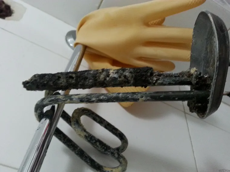 Thanh đốt bình nóng lạnh phủ đầy cặn canxi sau 2 năm không bảo dưỡng