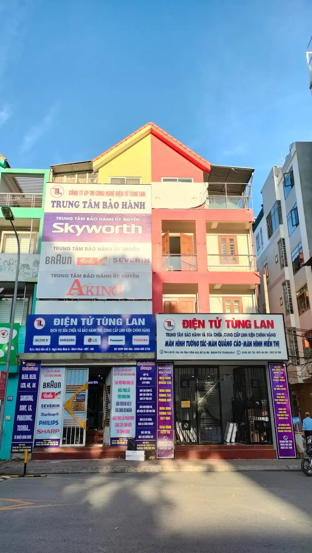 Đội ngũ nhân viên chuyên nghiệp tại trung tâm bảo hành đang tiến hành kiểm tra thiết bị tivi