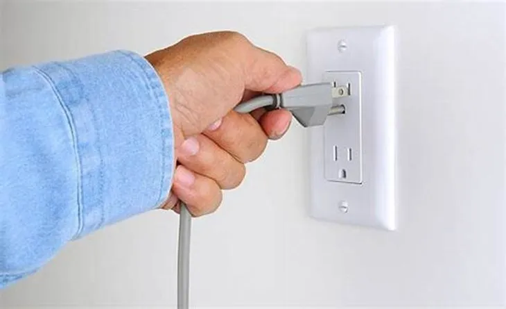 Kết nối máy sấy tóc với nguồn điện