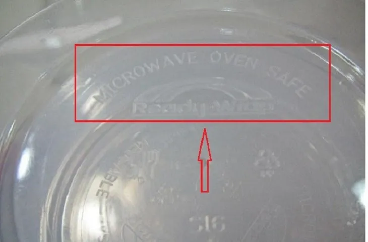 Hộp nhựa PP có ký hiệu microwave-safe và số 5 trong tam giác tái chế