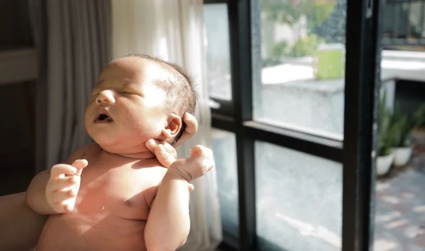 Cho bé tiếp xúc ánh nắng tự nhiên mỗi sáng