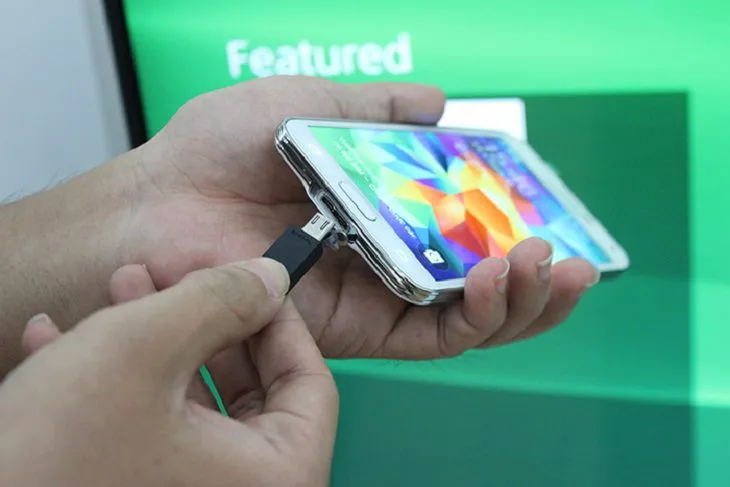 Gắn đầu sạc của cáp vào điện thoại để bắt đầu truyền dữ liệu và sạc pin