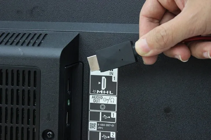 Cắm đầu dây cáp HDMI vào đúng vị trí cổng hỗ trợ chuẩn MHL trên thân tivi
