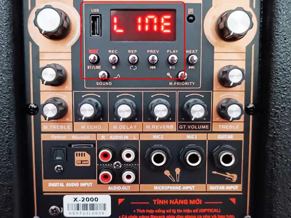 Cắm đầu cáp còn lại vào cổng Input trên loa kéo