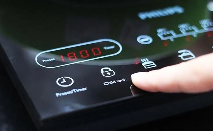 Biểu tượng khóa an toàn trên màn hình LED bếp từ hiện đại