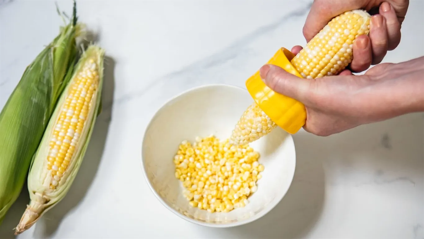 Sử dụng đồ dùng chuyên dụng để tách hạt ngô nhanh chóng
