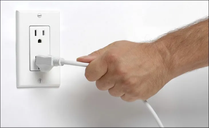 Cách rút phích cắm điện để khởi động lại tivi LG an toàn