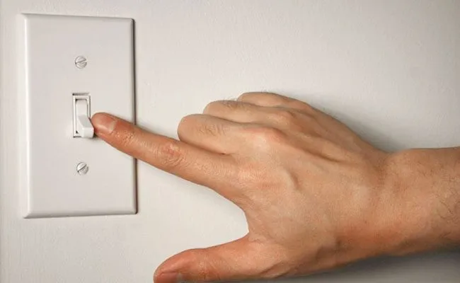 Tắt aptomat điều hòa trước khi vệ sinh để đảm bảo an toàn