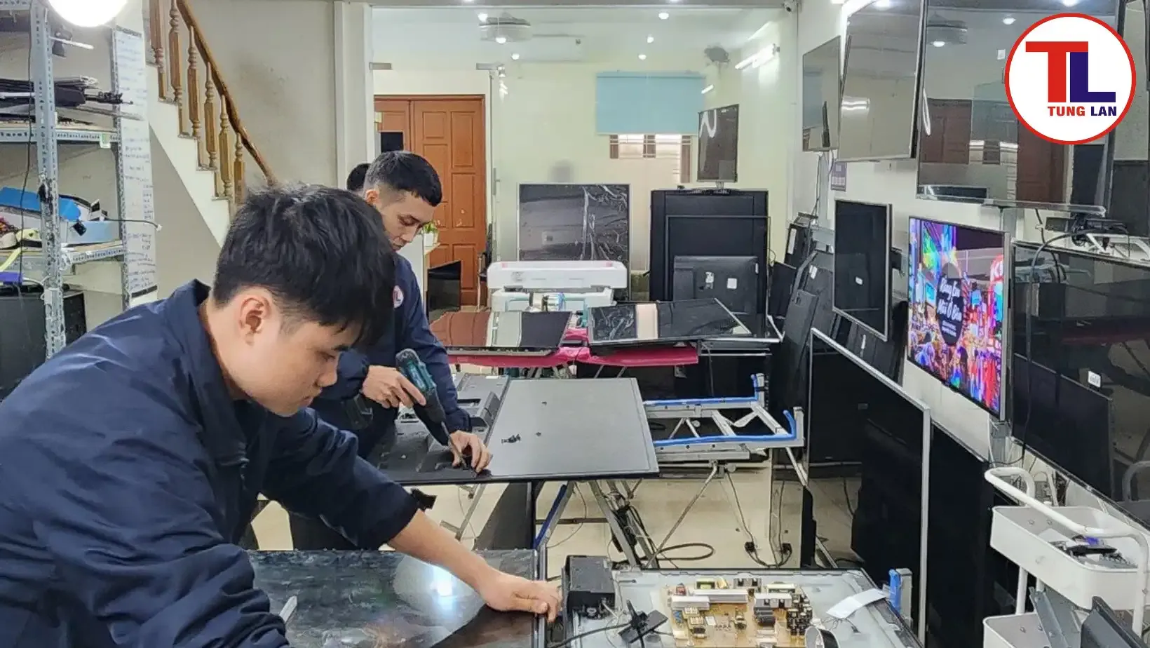 Quy trình tháo lắp và sửa chữa linh kiện bên trong tivi được thực hiện bởi chuyên gia tay nghề cao