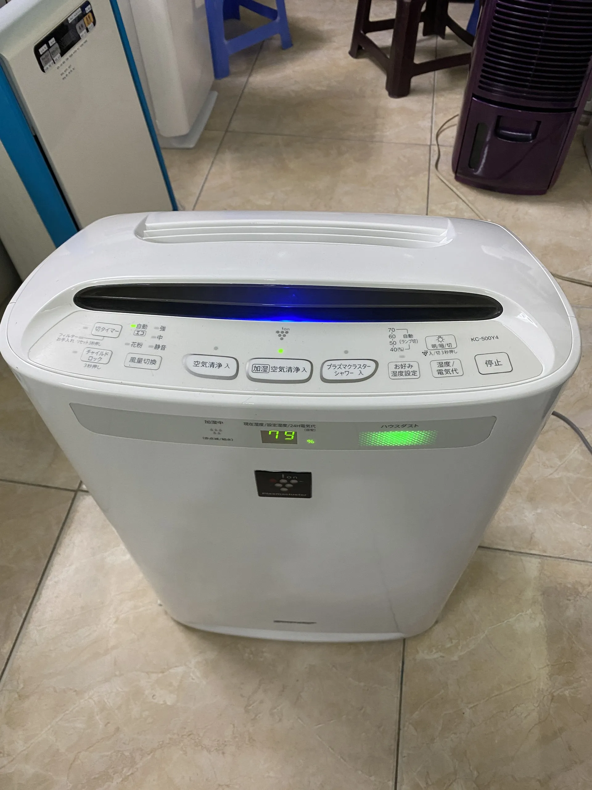 Mặt bên và bình chứa nước của máy lọc không khí Sharp nội địa Nhật KC-500Y4.