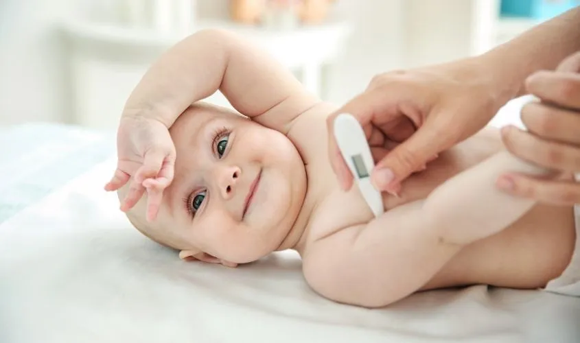 Kiểm tra nhiệt độ gáy và bàn chân bé thường xuyên