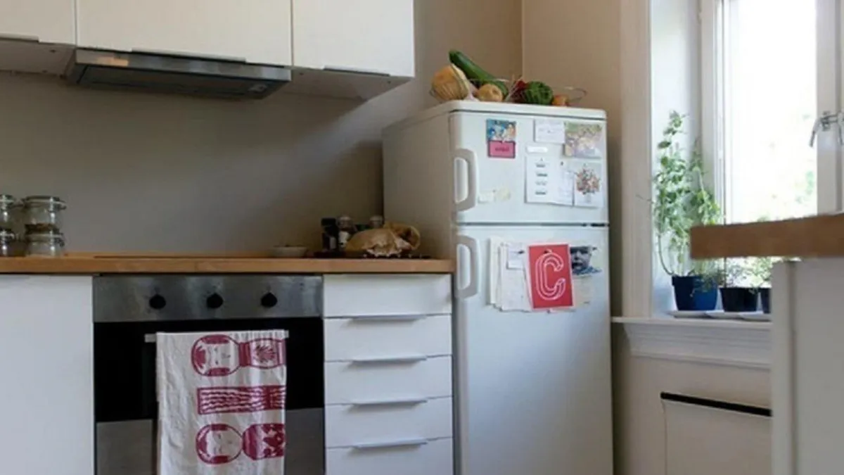 Không nên để đồ làm bếp lên trên nóc tủ lạnh