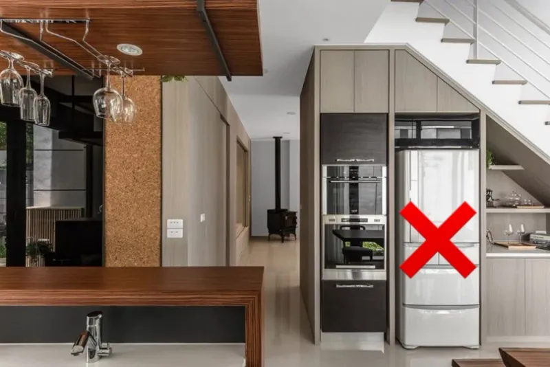 Vị trí tủ lạnh dưới gầm cầu thang thiếu thông thoáng