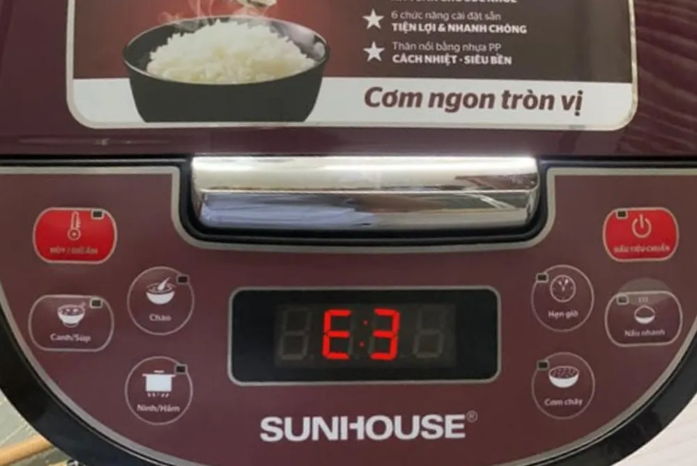 Màn hình nồi cơm điện hiển thị mã lỗi E3 khi phát hiện mạch điện đáy nồi bị gián đoạn