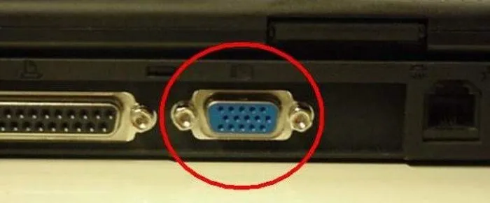 Cổng VGA trên laptop