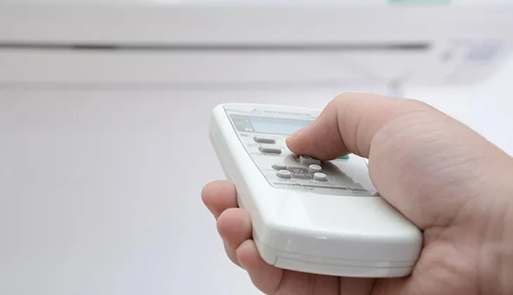 Thao tác nhấn giữ nút SET để bắt đầu dò mã tần số trên remote đa năng