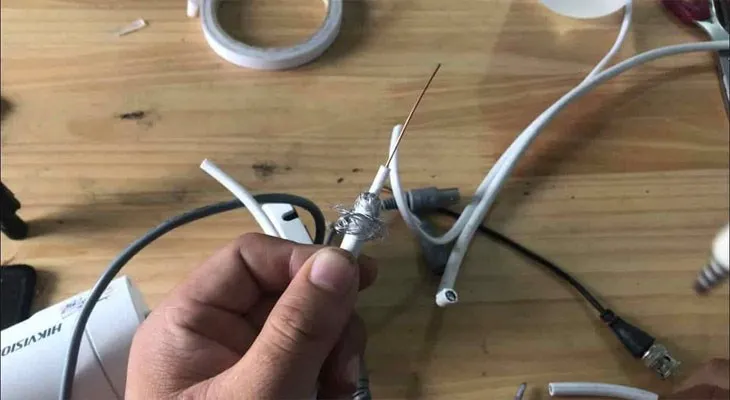 Nối lại dây nguồn nếu bị đứt để khắc phục lỗi F6 nhanh chóng