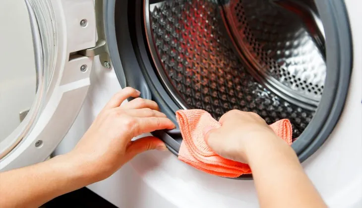 Vệ sinh lồng giặt định kỳ giúp quần áo sạch hơn và không bị mùi hôi