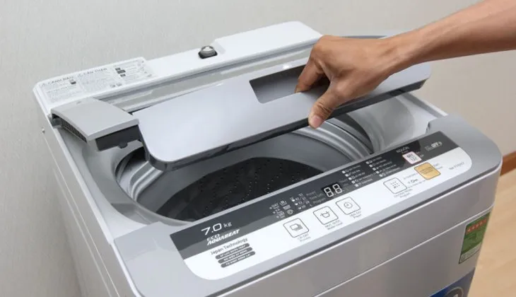 Cho bột tẩy chuyên dụng hoặc baking soda vào ngăn bột giặt