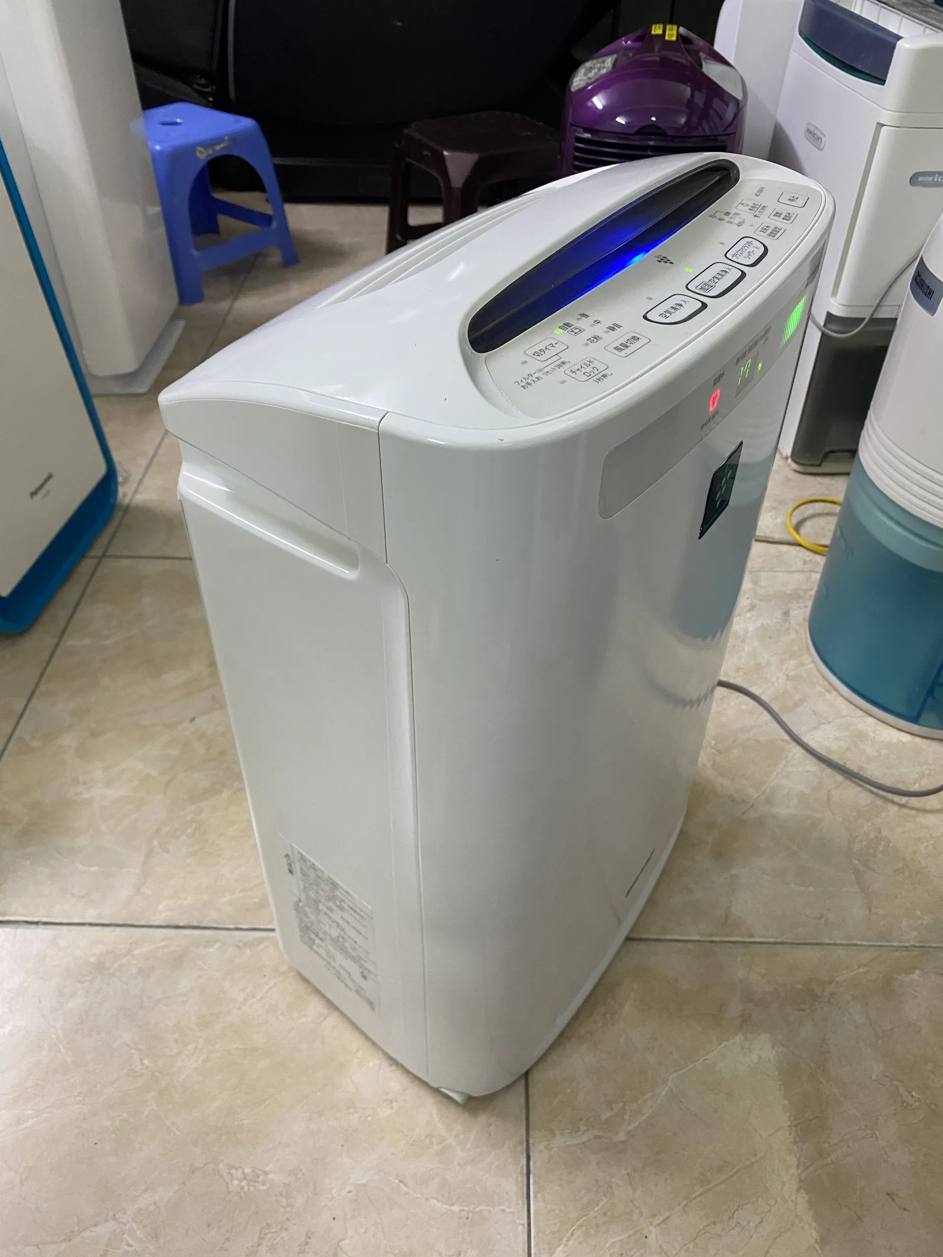 Ngoại hình máy lọc không khí Sharp nội địa Nhật KC-500Y4 màu trắng thanh lịch.